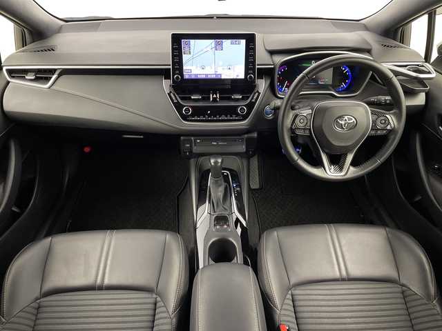 トヨタ カローラ スポーツ ハイブリッドG スタイルPKG 鹿児島県 2020(令2)年 3.4万km プラチナホワイトパールマイカ TRDエアロ【フロント・リア・サイド】/TRDドアハンドルプロテクター/TRDペダルカバー【ブレーキ・アクセル】/サイドドアアンダーガーニッシュ/ステアリングガーニッシュ/専用ドリンクホルダー(D席)/黒ハーフレザーシート/純正9インチディスプレイオーディオ/(USB/AM/FM/Bluetooth/CD/DVD/フルセグTV/ナビキット】/CD・DVDデッキ/バックカメラ/ビルトインETC/前後ドライブレコーダーCOMTEC【DC-DR652】/Toyota Safety Sense/・PCS(プリクラッシュセーフティ)/・LTA(レーントレーシングアシスト)/・RSA(ロードサインアシスト)/・オートマチックハイビーム/・先行車発進告知機能/・レーダークルーズコントロール(全車速追従機能付き)/BSM(ブラインドスポットモニター)/RCTA(リヤクロストラフィックアラート)/PKSB(パーキングサポートブレーキ)/オートライト/クリアランスソナー/コーナーセンサー/シートヒーター(D/N席)/ブレーキホールド/電格ウィンカーミラー/純正フロアマット/純正16インチアルミホイール/USB充電ソケット/スペアキー×１/ドアバイザー/取扱説明書/保証書