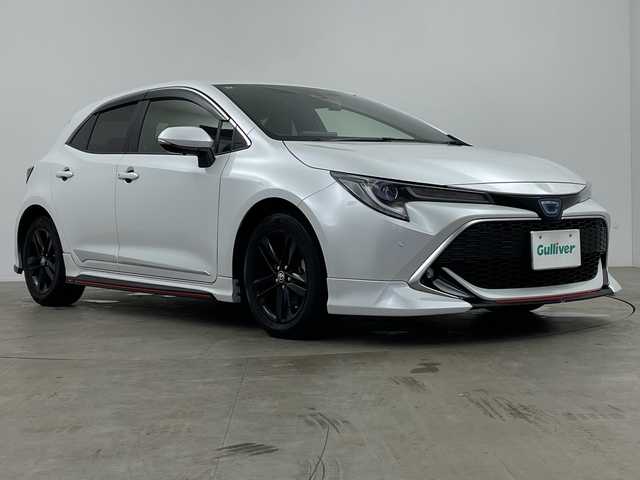 トヨタ カローラ スポーツ ハイブリッドG スタイルPKG 鹿児島県 2020(令2)年 3.4万km プラチナホワイトパールマイカ TRDエアロ【フロント・リア・サイド】/TRDドアハンドルプロテクター/TRDペダルカバー【ブレーキ・アクセル】/サイドドアアンダーガーニッシュ/ステアリングガーニッシュ/専用ドリンクホルダー(D席)/黒ハーフレザーシート/純正9インチディスプレイオーディオ/(USB/AM/FM/Bluetooth/CD/DVD/フルセグTV/ナビキット】/CD・DVDデッキ/バックカメラ/ビルトインETC/前後ドライブレコーダーCOMTEC【DC-DR652】/Toyota Safety Sense/・PCS(プリクラッシュセーフティ)/・LTA(レーントレーシングアシスト)/・RSA(ロードサインアシスト)/・オートマチックハイビーム/・先行車発進告知機能/・レーダークルーズコントロール(全車速追従機能付き)/BSM(ブラインドスポットモニター)/RCTA(リヤクロストラフィックアラート)/PKSB(パーキングサポートブレーキ)/オートライト/クリアランスソナー/コーナーセンサー/シートヒーター(D/N席)/ブレーキホールド/電格ウィンカーミラー/純正フロアマット/純正16インチアルミホイール/USB充電ソケット/スペアキー×１/ドアバイザー/取扱説明書/保証書