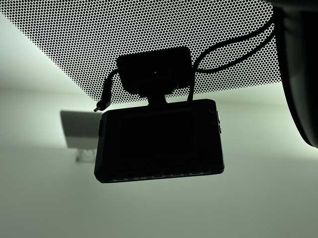 トヨタ カローラ スポーツ ハイブリッドG スタイルPKG 鹿児島県 2020(令2)年 3.4万km プラチナホワイトパールマイカ TRDエアロ【フロント・リア・サイド】/TRDドアハンドルプロテクター/TRDペダルカバー【ブレーキ・アクセル】/サイドドアアンダーガーニッシュ/ステアリングガーニッシュ/専用ドリンクホルダー(D席)/黒ハーフレザーシート/純正9インチディスプレイオーディオ/(USB/AM/FM/Bluetooth/CD/DVD/フルセグTV/ナビキット】/CD・DVDデッキ/バックカメラ/ビルトインETC/前後ドライブレコーダーCOMTEC【DC-DR652】/Toyota Safety Sense/・PCS(プリクラッシュセーフティ)/・LTA(レーントレーシングアシスト)/・RSA(ロードサインアシスト)/・オートマチックハイビーム/・先行車発進告知機能/・レーダークルーズコントロール(全車速追従機能付き)/BSM(ブラインドスポットモニター)/RCTA(リヤクロストラフィックアラート)/PKSB(パーキングサポートブレーキ)/オートライト/クリアランスソナー/コーナーセンサー/シートヒーター(D/N席)/ブレーキホールド/電格ウィンカーミラー/純正フロアマット/純正16インチアルミホイール/USB充電ソケット/スペアキー×１/ドアバイザー/取扱説明書/保証書