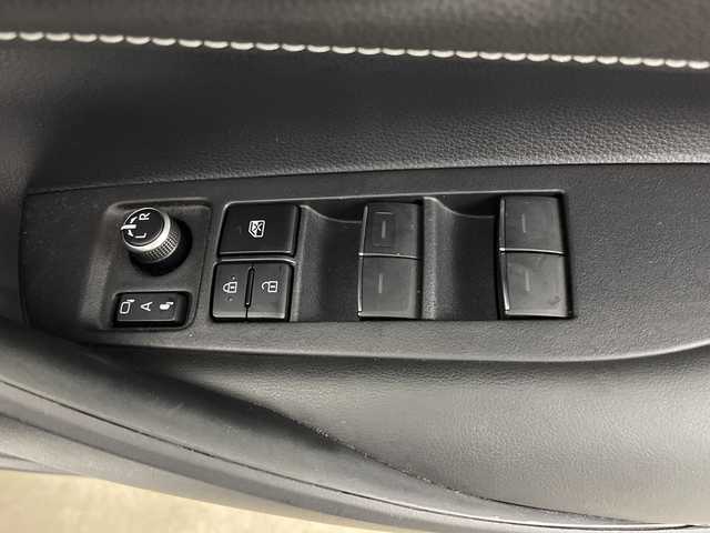 トヨタ カローラ スポーツ ハイブリッドG スタイルPKG 鹿児島県 2020(令2)年 3.4万km プラチナホワイトパールマイカ TRDエアロ【フロント・リア・サイド】/TRDドアハンドルプロテクター/TRDペダルカバー【ブレーキ・アクセル】/サイドドアアンダーガーニッシュ/ステアリングガーニッシュ/専用ドリンクホルダー(D席)/黒ハーフレザーシート/純正9インチディスプレイオーディオ/(USB/AM/FM/Bluetooth/CD/DVD/フルセグTV/ナビキット】/CD・DVDデッキ/バックカメラ/ビルトインETC/前後ドライブレコーダーCOMTEC【DC-DR652】/Toyota Safety Sense/・PCS(プリクラッシュセーフティ)/・LTA(レーントレーシングアシスト)/・RSA(ロードサインアシスト)/・オートマチックハイビーム/・先行車発進告知機能/・レーダークルーズコントロール(全車速追従機能付き)/BSM(ブラインドスポットモニター)/RCTA(リヤクロストラフィックアラート)/PKSB(パーキングサポートブレーキ)/オートライト/クリアランスソナー/コーナーセンサー/シートヒーター(D/N席)/ブレーキホールド/電格ウィンカーミラー/純正フロアマット/純正16インチアルミホイール/USB充電ソケット/スペアキー×１/ドアバイザー/取扱説明書/保証書