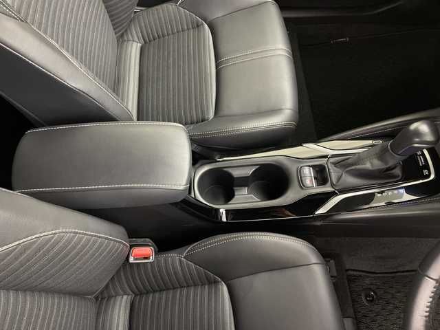 トヨタ カローラ スポーツ ハイブリッドG スタイルPKG 鹿児島県 2020(令2)年 3.4万km プラチナホワイトパールマイカ TRDエアロ【フロント・リア・サイド】/TRDドアハンドルプロテクター/TRDペダルカバー【ブレーキ・アクセル】/サイドドアアンダーガーニッシュ/ステアリングガーニッシュ/専用ドリンクホルダー(D席)/黒ハーフレザーシート/純正9インチディスプレイオーディオ/(USB/AM/FM/Bluetooth/CD/DVD/フルセグTV/ナビキット】/CD・DVDデッキ/バックカメラ/ビルトインETC/前後ドライブレコーダーCOMTEC【DC-DR652】/Toyota Safety Sense/・PCS(プリクラッシュセーフティ)/・LTA(レーントレーシングアシスト)/・RSA(ロードサインアシスト)/・オートマチックハイビーム/・先行車発進告知機能/・レーダークルーズコントロール(全車速追従機能付き)/BSM(ブラインドスポットモニター)/RCTA(リヤクロストラフィックアラート)/PKSB(パーキングサポートブレーキ)/オートライト/クリアランスソナー/コーナーセンサー/シートヒーター(D/N席)/ブレーキホールド/電格ウィンカーミラー/純正フロアマット/純正16インチアルミホイール/USB充電ソケット/スペアキー×１/ドアバイザー/取扱説明書/保証書