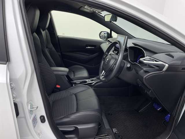 トヨタ カローラ スポーツ ハイブリッドG スタイルPKG 鹿児島県 2020(令2)年 3.4万km プラチナホワイトパールマイカ TRDエアロ【フロント・リア・サイド】/TRDドアハンドルプロテクター/TRDペダルカバー【ブレーキ・アクセル】/サイドドアアンダーガーニッシュ/ステアリングガーニッシュ/専用ドリンクホルダー(D席)/黒ハーフレザーシート/純正9インチディスプレイオーディオ/(USB/AM/FM/Bluetooth/CD/DVD/フルセグTV/ナビキット】/CD・DVDデッキ/バックカメラ/ビルトインETC/前後ドライブレコーダーCOMTEC【DC-DR652】/Toyota Safety Sense/・PCS(プリクラッシュセーフティ)/・LTA(レーントレーシングアシスト)/・RSA(ロードサインアシスト)/・オートマチックハイビーム/・先行車発進告知機能/・レーダークルーズコントロール(全車速追従機能付き)/BSM(ブラインドスポットモニター)/RCTA(リヤクロストラフィックアラート)/PKSB(パーキングサポートブレーキ)/オートライト/クリアランスソナー/コーナーセンサー/シートヒーター(D/N席)/ブレーキホールド/電格ウィンカーミラー/純正フロアマット/純正16インチアルミホイール/USB充電ソケット/スペアキー×１/ドアバイザー/取扱説明書/保証書