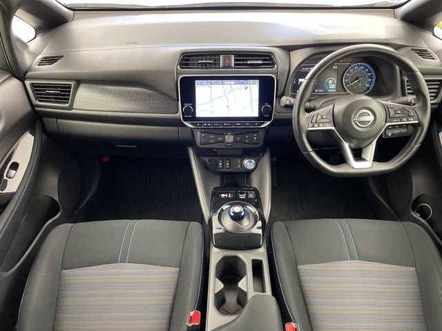 日産 リーフ X 岐阜県 2021(令3)年 2.8万km ブリリアントホワイトパール 純正ナビ/Bluetooth/USB/HDMI/フルセグTV/バックカメラ/エマージェンシーブレーキ/車線逸脱警報/道路標識表示/コーナーセンサー/シートヒーター/ステアリングヒーター/ビルトインETC/ドライブレコーダー/オートLEDヘッドライト/プッシュスタート/純正16インチアルミホイール