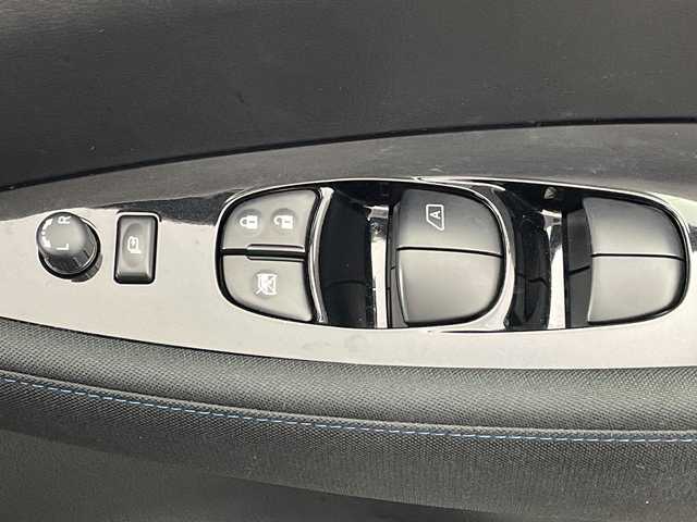 日産 リーフ X 岐阜県 2021(令3)年 2.8万km ブリリアントホワイトパール 純正ナビ/Bluetooth/USB/HDMI/フルセグTV/バックカメラ/エマージェンシーブレーキ/車線逸脱警報/道路標識表示/コーナーセンサー/シートヒーター/ステアリングヒーター/ビルトインETC/ドライブレコーダー/オートLEDヘッドライト/プッシュスタート/純正16インチアルミホイール