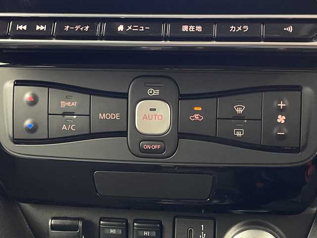 日産 リーフ X 岐阜県 2021(令3)年 2.8万km ブリリアントホワイトパール 純正ナビ/Bluetooth/USB/HDMI/フルセグTV/バックカメラ/エマージェンシーブレーキ/車線逸脱警報/道路標識表示/コーナーセンサー/シートヒーター/ステアリングヒーター/ビルトインETC/ドライブレコーダー/オートLEDヘッドライト/プッシュスタート/純正16インチアルミホイール