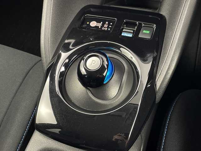 日産 リーフ X 岐阜県 2021(令3)年 2.8万km ブリリアントホワイトパール 純正ナビ/Bluetooth/USB/HDMI/フルセグTV/バックカメラ/エマージェンシーブレーキ/車線逸脱警報/道路標識表示/コーナーセンサー/シートヒーター/ステアリングヒーター/ビルトインETC/ドライブレコーダー/オートLEDヘッドライト/プッシュスタート/純正16インチアルミホイール