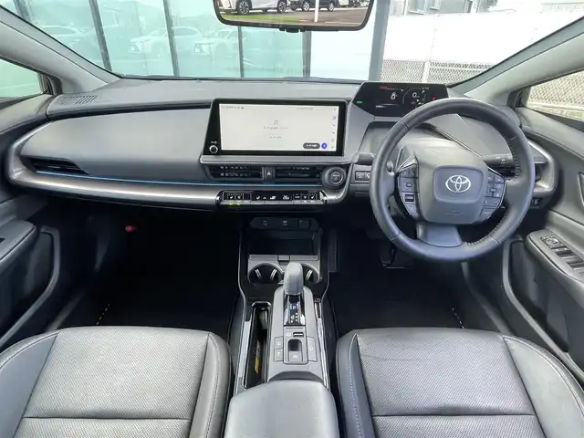 トヨタ プリウス Z 香川県 2024(令6)年 2.6万km アティチュードブラックマイカ 登録時走行距離：25892km/メーカー純正12.3型メモリナビ/　BT接続　フルセグTV/全方位カメラ/パーキングサポート/プリクラッシュセーフティシステム/レーダークルーズコントロール/レーンキープアシスト/クリアランスソナー/ブラインドスポットモニター/オートハイビーム/LEDヘッドライト/オートライト/ブラックレザーシート/シートヒーター/シートベンチレーション/パワーシート/シートメモリ/革巻きステアリング/ステアリングスイッチ/ステアリングヒーター/AC100V充電/置くだけ充電/ビルトインETC2.0/プッシュスタート/スマートキー