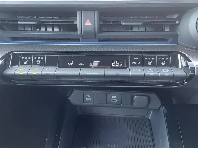 トヨタ プリウス Z 香川県 2024(令6)年 2.6万km アティチュードブラックマイカ 登録時走行距離：25892km/メーカー純正12.3型メモリナビ/　BT接続　フルセグTV/全方位カメラ/パーキングサポート/プリクラッシュセーフティシステム/レーダークルーズコントロール/レーンキープアシスト/クリアランスソナー/ブラインドスポットモニター/オートハイビーム/LEDヘッドライト/オートライト/ブラックレザーシート/シートヒーター/シートベンチレーション/パワーシート/シートメモリ/革巻きステアリング/ステアリングスイッチ/ステアリングヒーター/AC100V充電/置くだけ充電/ビルトインETC2.0/プッシュスタート/スマートキー