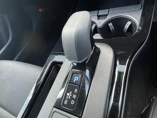 トヨタ プリウス Z 香川県 2024(令6)年 2.6万km アティチュードブラックマイカ 登録時走行距離：25892km/メーカー純正12.3型メモリナビ/　BT接続　フルセグTV/全方位カメラ/パーキングサポート/プリクラッシュセーフティシステム/レーダークルーズコントロール/レーンキープアシスト/クリアランスソナー/ブラインドスポットモニター/オートハイビーム/LEDヘッドライト/オートライト/ブラックレザーシート/シートヒーター/シートベンチレーション/パワーシート/シートメモリ/革巻きステアリング/ステアリングスイッチ/ステアリングヒーター/AC100V充電/置くだけ充電/ビルトインETC2.0/プッシュスタート/スマートキー