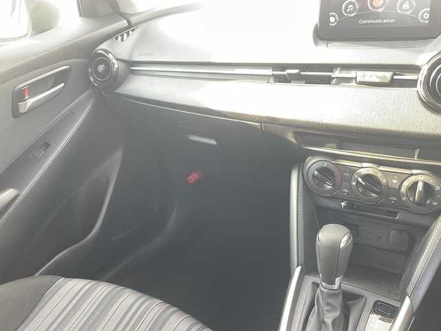 マツダ マツダ２ 15C 三重県 2020(令2)年 3.7万km アークティックホワイト 純正コネクトナビ/バックカメラ/ＢＳＭ/レーンキープアシスト/コーナーセンサー/パーキングセンサー/アイドリングストップ/ステアスイッチ/ＭＴモード/衝突被害軽減システム/ＬＥＤオートライト/ＵＳＢ入力ポート/ＡＵＸ/電動格納ミラー/禁煙車