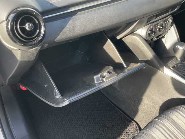 マツダ マツダ２ 15C 三重県 2020(令2)年 3.7万km アークティックホワイト 純正コネクトナビ/バックカメラ/ＢＳＭ/レーンキープアシスト/コーナーセンサー/パーキングセンサー/アイドリングストップ/ステアスイッチ/ＭＴモード/衝突被害軽減システム/ＬＥＤオートライト/ＵＳＢ入力ポート/ＡＵＸ/電動格納ミラー/禁煙車