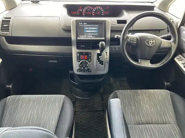 トヨタ ヴォクシー ZS 煌Ⅱ 沖縄県 2012(平24)年 7万km ホワイトパールクリスタルシャイン (株)IDOMが運営する【じしゃロンOO店】の自社ローン専用車両になりますこちらは現金またはオートローンご利用時の価格です。自社ローンご希望の方は別途その旨お申付け下さい/・プッシュスタート /・純正ナビ /・TV /・バックカメラ /・ETC　/・Bluetooth接続　/・ドライブレコーダー　/・フリップダウンモニター　/・両側パワースライドドア　/・純正アルミホイール　/・純正フロアマット　