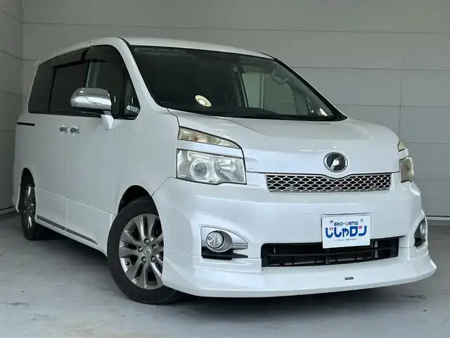 トヨタ ヴォクシー ZS 煌Ⅱ 沖縄県 2012(平24)年 7万km ホワイトパールクリスタルシャイン (株)IDOMが運営する【じしゃロンOO店】の自社ローン専用車両になりますこちらは現金またはオートローンご利用時の価格です。自社ローンご希望の方は別途その旨お申付け下さい/・プッシュスタート /・純正ナビ /・TV /・バックカメラ /・ETC　/・Bluetooth接続　/・ドライブレコーダー　/・フリップダウンモニター　/・両側パワースライドドア　/・純正アルミホイール　/・純正フロアマット　
