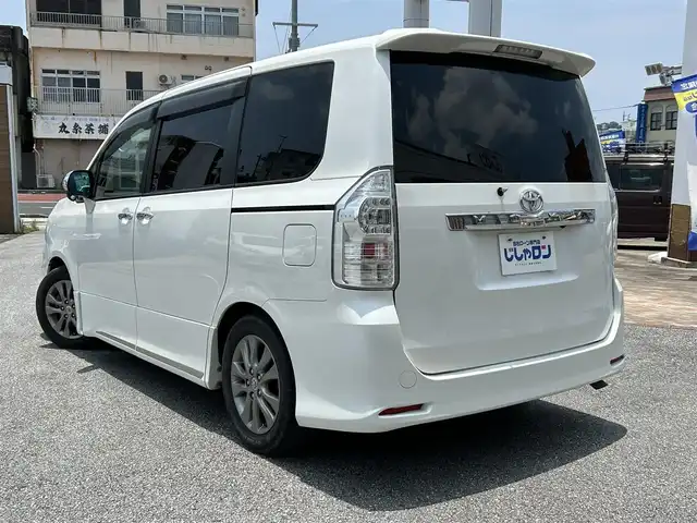 トヨタ ヴォクシー ZS 煌Ⅱ 沖縄県 2012(平24)年 7万km ホワイトパールクリスタルシャイン (株)IDOMが運営する【じしゃロンOO店】の自社ローン専用車両になりますこちらは現金またはオートローンご利用時の価格です。自社ローンご希望の方は別途その旨お申付け下さい/・プッシュスタート /・純正ナビ /・TV /・バックカメラ /・ETC　/・Bluetooth接続　/・ドライブレコーダー　/・フリップダウンモニター　/・両側パワースライドドア　/・純正アルミホイール　/・純正フロアマット　