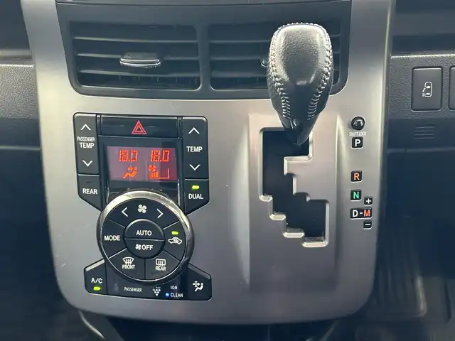 トヨタ ヴォクシー ZS 煌Ⅱ 沖縄県 2012(平24)年 7万km ホワイトパールクリスタルシャイン (株)IDOMが運営する【じしゃロンOO店】の自社ローン専用車両になりますこちらは現金またはオートローンご利用時の価格です。自社ローンご希望の方は別途その旨お申付け下さい/・プッシュスタート /・純正ナビ /・TV /・バックカメラ /・ETC　/・Bluetooth接続　/・ドライブレコーダー　/・フリップダウンモニター　/・両側パワースライドドア　/・純正アルミホイール　/・純正フロアマット　