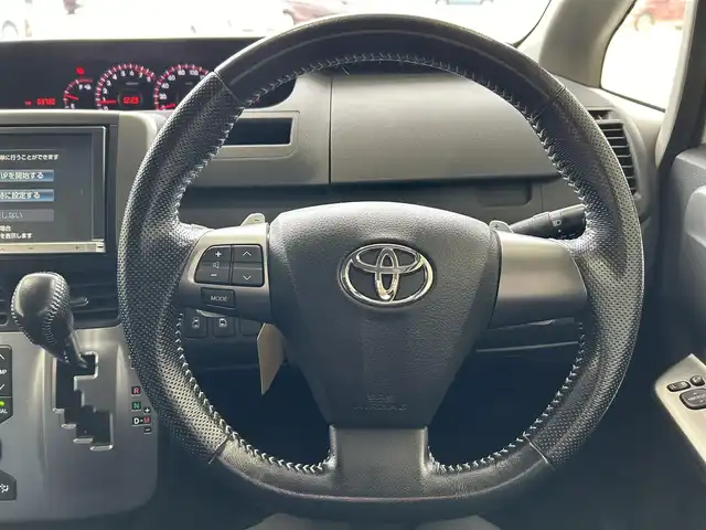 トヨタ ヴォクシー ZS 煌Ⅱ 沖縄県 2012(平24)年 7万km ホワイトパールクリスタルシャイン (株)IDOMが運営する【じしゃロンOO店】の自社ローン専用車両になりますこちらは現金またはオートローンご利用時の価格です。自社ローンご希望の方は別途その旨お申付け下さい/・プッシュスタート /・純正ナビ /・TV /・バックカメラ /・ETC　/・Bluetooth接続　/・ドライブレコーダー　/・フリップダウンモニター　/・両側パワースライドドア　/・純正アルミホイール　/・純正フロアマット　