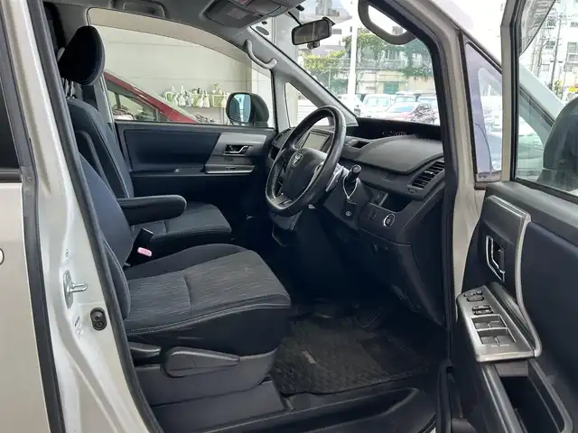 トヨタ ヴォクシー ZS 煌Ⅱ 沖縄県 2012(平24)年 7万km ホワイトパールクリスタルシャイン (株)IDOMが運営する【じしゃロンOO店】の自社ローン専用車両になりますこちらは現金またはオートローンご利用時の価格です。自社ローンご希望の方は別途その旨お申付け下さい/・プッシュスタート /・純正ナビ /・TV /・バックカメラ /・ETC　/・Bluetooth接続　/・ドライブレコーダー　/・フリップダウンモニター　/・両側パワースライドドア　/・純正アルミホイール　/・純正フロアマット　