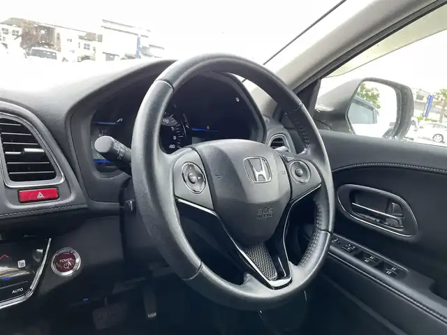 ホンダ ヴェゼル ハイブリッド Z 福島県 2015(平27)年 10.8万km ホワイトオーキッドパール （株）IDOMが運営する【じしゃロンいわき店】の/自社ローン専用車両になります。/こちらは現金またはオートローンご利用時の価格です。/自社ローンご希望の方は別途その旨お申し付けください//メモリナビ/フルセグテレビ/DVD BT CD/バックカメラ/純正アルミホイール/クルーズコントロール/ETC/HID