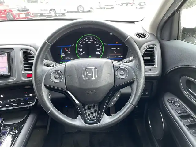 ホンダ ヴェゼル ハイブリッド Z 福島県 2015(平27)年 10.8万km ホワイトオーキッドパール （株）IDOMが運営する【じしゃロンいわき店】の/自社ローン専用車両になります。/こちらは現金またはオートローンご利用時の価格です。/自社ローンご希望の方は別途その旨お申し付けください//メモリナビ/フルセグテレビ/DVD BT CD/バックカメラ/純正アルミホイール/クルーズコントロール/ETC/HID