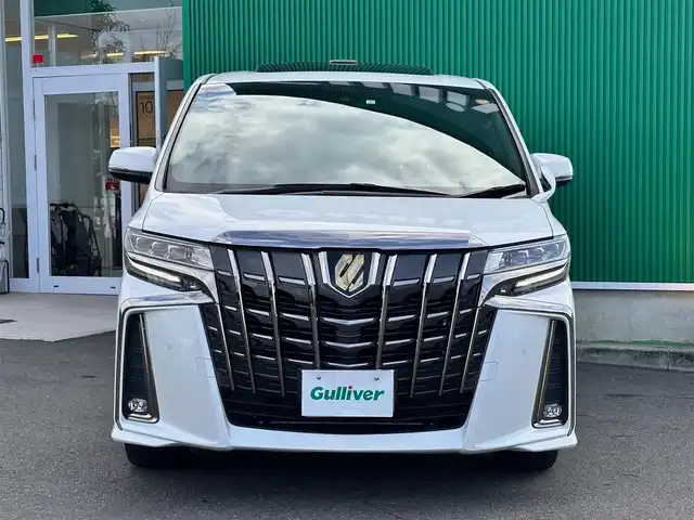 トヨタ アルファード S タイプゴールドⅢ 宮城県 2023(令5)年 2.6万km ホワイトパールクリスタルシャイン ツインムーンルーフ/スペアタイヤ/＝＝＝/セーフティセンス/・プリクラッシュセーフティ/・レーントレーシングアシスト/・ロードサインアシスト/・アダプティブハイビームシステム/・レーダークルーズコントロール（全車速追従機能付）/ブラインドスポットモニター/パーキングサポートブレーキ（後方接近車両/前後静止物）/純正12インチフリップダウンモニター（V12T-R68C）/9インチディスプレイオーディオ/・CD/DVDデッキ/・Bluetooth/バックカメラ/ビルトインETC/ミラー一体型ドライブレコーダー/AC100V/100Wコンセント/パワーバックドア/両側パワースライドドア/ハーフレザーシート/革巻きステアリング/電動パーキングブレーキ/ブレーキホールド/3眼LEDヘッドランプ/フォグランプ/オートライト/スマートキー＆プッシュスタート/純正18インチAW/フロアマット/ドアバイザー/W/サイド/カーテンエアバッグ