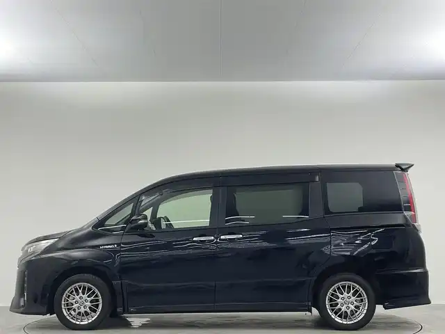 トヨタ ノア ハイブリッド Si ダブルバイビーⅡ 埼玉県 2019(平31)年 4.9万km 黒 １２型後席モニター　両側電動ドア　９型ナビ　衝突軽減　前後ドラレコ　前席シートヒーター　ハーフレザー　ＥＴＣ　バックカメラ　フルセグ　クルコン　ＣＤ　ＤＶＤ　ＢＴ　スマートキー　純正フロアマット