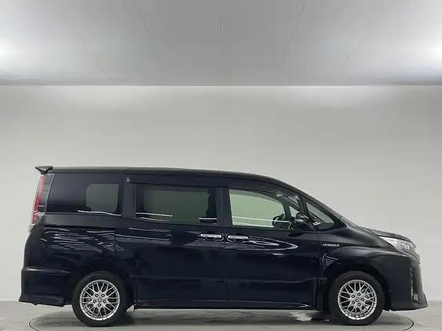 トヨタ ノア ハイブリッド Si ダブルバイビーⅡ 埼玉県 2019(平31)年 4.9万km 黒 １２型後席モニター　両側電動ドア　９型ナビ　衝突軽減　前後ドラレコ　前席シートヒーター　ハーフレザー　ＥＴＣ　バックカメラ　フルセグ　クルコン　ＣＤ　ＤＶＤ　ＢＴ　スマートキー　純正フロアマット