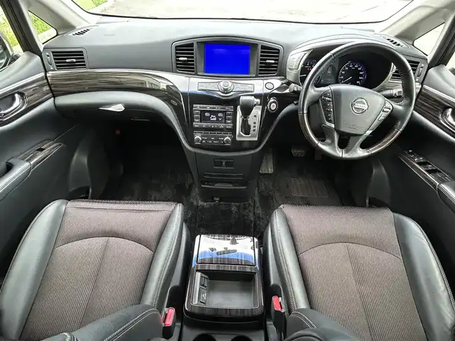 日産 エルグランド 250HWS アーバンクロム 愛媛県 2015(平27)年 7.9万km ブリリアントホワイトパール 純正ナビ/CD/DVD/Bluetooth/ワンセグ/全周囲/バックカメラ/ビルトインETC/リアエンターテインメント/両側パワースライドドア/ハーフレザーシート/クルーズコントロール/前方ドライブレコーダー/プッシュスタート/オートライト/HIDヘッドライト/バックドアイージークローザー/ウッドコンビステアリング/ニスモマフラー/電動格納ミラー/フロアマット/純正18インチAW/AC100Vコンセント