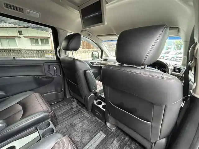 日産 エルグランド 250HWS アーバンクロム 愛媛県 2015(平27)年 7.9万km ブリリアントホワイトパール 純正ナビ/CD/DVD/Bluetooth/ワンセグ/全周囲/バックカメラ/ビルトインETC/リアエンターテインメント/両側パワースライドドア/ハーフレザーシート/クルーズコントロール/前方ドライブレコーダー/プッシュスタート/オートライト/HIDヘッドライト/バックドアイージークローザー/ウッドコンビステアリング/ニスモマフラー/電動格納ミラー/フロアマット/純正18インチAW/AC100Vコンセント