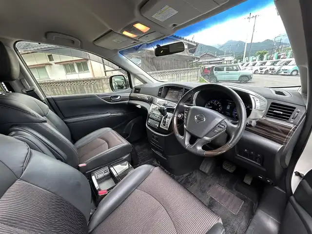 日産 エルグランド 250HWS アーバンクロム 愛媛県 2015(平27)年 7.9万km ブリリアントホワイトパール 純正ナビ/CD/DVD/Bluetooth/ワンセグ/全周囲/バックカメラ/ビルトインETC/リアエンターテインメント/両側パワースライドドア/ハーフレザーシート/クルーズコントロール/前方ドライブレコーダー/プッシュスタート/オートライト/HIDヘッドライト/バックドアイージークローザー/ウッドコンビステアリング/ニスモマフラー/電動格納ミラー/フロアマット/純正18インチAW/AC100Vコンセント