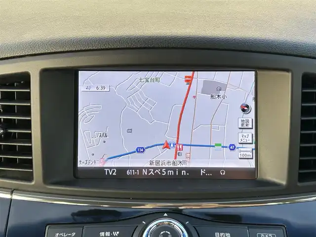 日産 エルグランド 250HWS アーバンクロム 愛媛県 2015(平27)年 7.9万km ブリリアントホワイトパール 純正ナビ/CD/DVD/Bluetooth/ワンセグ/全周囲/バックカメラ/ビルトインETC/リアエンターテインメント/両側パワースライドドア/ハーフレザーシート/クルーズコントロール/前方ドライブレコーダー/プッシュスタート/オートライト/HIDヘッドライト/バックドアイージークローザー/ウッドコンビステアリング/ニスモマフラー/電動格納ミラー/フロアマット/純正18インチAW/AC100Vコンセント