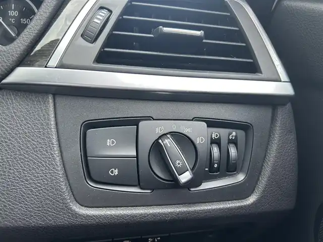 ＢＭＷ ３２０ｄ Mスポーツ 滋賀県 2018(平30)年 3.7万km サファイアブラックP ハイラインパッケージ/レザーシート／メモリ付きパワーシート/アドバンスドアクティブセーフティパッケージ/ヘッドアップディスプレイ/クルーズコントロール(追従走行有り)/純正HDDナビ/【CD/DVD/BT】/バックカメラ/車線逸脱警報/車線逸脱制御/横滑り防止/シートヒーター/コーナーセンサー/ミラー一体型ETC/ドライブレコーダー/パドルシフト/オートワイパー/オートライト/純正LEDライト/スマートキー/プッシュスタート/MTモード付きAT/アイドリングストップ/純正アルミホイール 19インチ/ウインカーミラー
