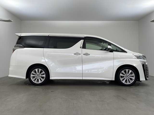 トヨタ ヴェルファイア Z 兵庫県 2018(平30)年 4.7万km ホワイトパールクリスタルシャイン ・純正10インチナビ/CD/DVD/BT/SD/TV/・ツインムーンルーフ/・トヨタセーフティセンス/・レーダークルーズコントロール/・レーントレーシングアシスト/・クリアランスソナー/・パーキングサポートブレーキ/・プリクラッシュセーフティ/・ブラインドスポットモニター/・ロードサインアシスト/・先行車発進告知/・オートマチックハイビーム/・LEDオートライト/・フォグランプ/・両側パワースライドドア/・バックカメラ/・nanoe/・TVキット/・ビルトインETC/・前後ドライブレコーダー/・オットマン/・電動パーキングブレーキ/・ブレーキホールド/・横滑り防止装置/・純正18インチアルミホイール/・純正フロアマット/・レーダー探知機/・ステアリングリモコン/・ドアバイザー/・パワーバックドア/・スマートキー/・スペアキー/・プッシュスタート/・MTモード付AT/・デジタルインナーミラー/・革巻きステアリング/・WAC/・オールオートパワーウィンドウ/・W＋サイドエアバッグ/・カーテンエアバッグ