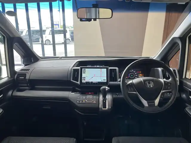 ホンダ ステップワゴン スパーダ Z 高知県 2014(平26)年 10万km ホワイトオーキッドパール (株)IDOMが運営する【じしゃロン高知店】の自社ローン専用車両になります。こちらは現金またはオートローンご利用時の価格です。自社ローンご希望の方は別途その旨お申付け下さい/	ナビ装着用スペシャルパッケージ/	リア左側パワースライドドア＋リア両側イージードアクローザー/	リア右側パワースライドドア/	ディスチャージヘッドライト＜HID＞（ロービーム、オートレベリング/オートライトコントロール機構付）/	アクティブコーナリングライト/	Hondaスマートキーシステム（Hondaスマートキー2個付）/	１６インチアルミホイール＋スチールラジアルタイヤ（205/60R16 92H）/	コンフォートビューパッケージ［親水/ヒーテッドドアミラー+フロントドア撥水ガラス］/	クルーズコントロール/	スーパーＵＶカットフロントドアガラス