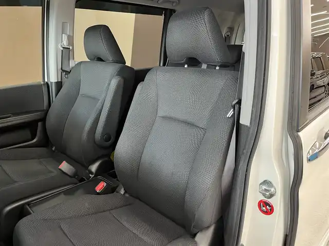 ホンダ ステップワゴン スパーダ Z 高知県 2014(平26)年 10万km ホワイトオーキッドパール (株)IDOMが運営する【じしゃロン高知店】の自社ローン専用車両になります。こちらは現金またはオートローンご利用時の価格です。自社ローンご希望の方は別途その旨お申付け下さい/	ナビ装着用スペシャルパッケージ/	リア左側パワースライドドア＋リア両側イージードアクローザー/	リア右側パワースライドドア/	ディスチャージヘッドライト＜HID＞（ロービーム、オートレベリング/オートライトコントロール機構付）/	アクティブコーナリングライト/	Hondaスマートキーシステム（Hondaスマートキー2個付）/	１６インチアルミホイール＋スチールラジアルタイヤ（205/60R16 92H）/	コンフォートビューパッケージ［親水/ヒーテッドドアミラー+フロントドア撥水ガラス］/	クルーズコントロール/	スーパーＵＶカットフロントドアガラス
