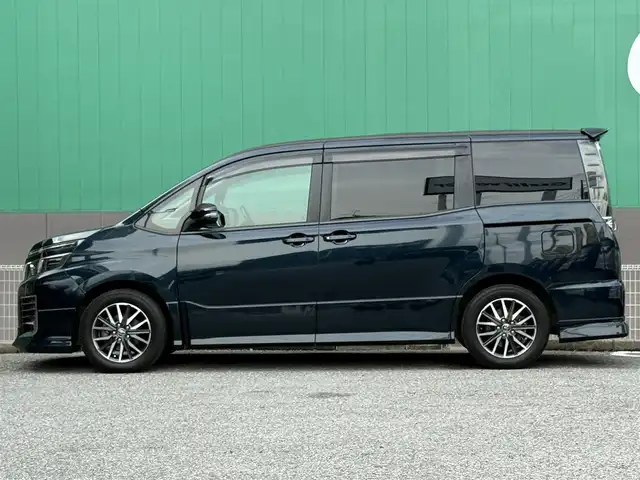 トヨタ ヴォクシー ZS 千葉県 2015(平27)年 7.8万km ブラッキッシュアゲハガラスフレーク 純正９インチメモリナビ/CD/DVD/Bluetooth/フルセグ/純正フリップダウンモニター/モデリスタエアロ/両側パワースライドドア/バックカメラ/ドアバイザー/ドライブレコーダー/ビルトインETC/純正１６インチAW/純正フロアマット/プッシュスタート/スマートキー