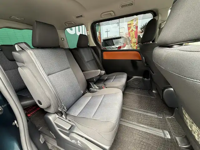 トヨタ ヴォクシー ZS 千葉県 2015(平27)年 7.8万km ブラッキッシュアゲハガラスフレーク 純正９インチメモリナビ/CD/DVD/Bluetooth/フルセグ/純正フリップダウンモニター/モデリスタエアロ/両側パワースライドドア/バックカメラ/ドアバイザー/ドライブレコーダー/ビルトインETC/純正１６インチAW/純正フロアマット/プッシュスタート/スマートキー