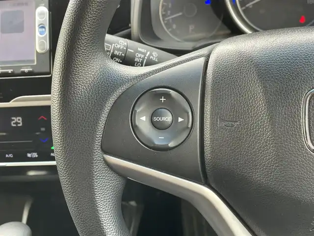 ホンダ フィット 13G Lパッケージ 東京都 2014(平26)年 7.5万km プレミアムホワイトパール 純正ナビ/CD再生/AM／FM/バックモニター/ECONモード/アイドリングストップ/横滑り防止措置/ステアリングスイッチ/ワイパーデアイザー/スマートキー/純正フロアマット/純正LEDヘッドライト