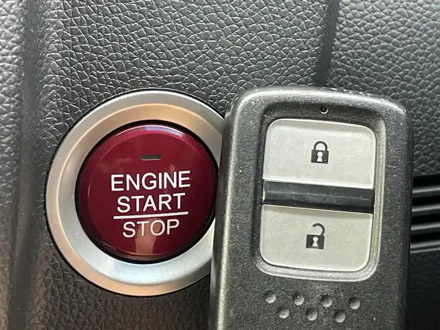 ホンダ フィット 13G Lパッケージ 東京都 2014(平26)年 7.5万km プレミアムホワイトパール 純正ナビ/CD再生/AM／FM/バックモニター/ECONモード/アイドリングストップ/横滑り防止措置/ステアリングスイッチ/ワイパーデアイザー/スマートキー/純正フロアマット/純正LEDヘッドライト