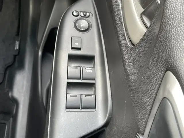 ホンダ フィット 13G Lパッケージ 東京都 2014(平26)年 7.5万km プレミアムホワイトパール 純正ナビ/CD再生/AM／FM/バックモニター/ECONモード/アイドリングストップ/横滑り防止措置/ステアリングスイッチ/ワイパーデアイザー/スマートキー/純正フロアマット/純正LEDヘッドライト