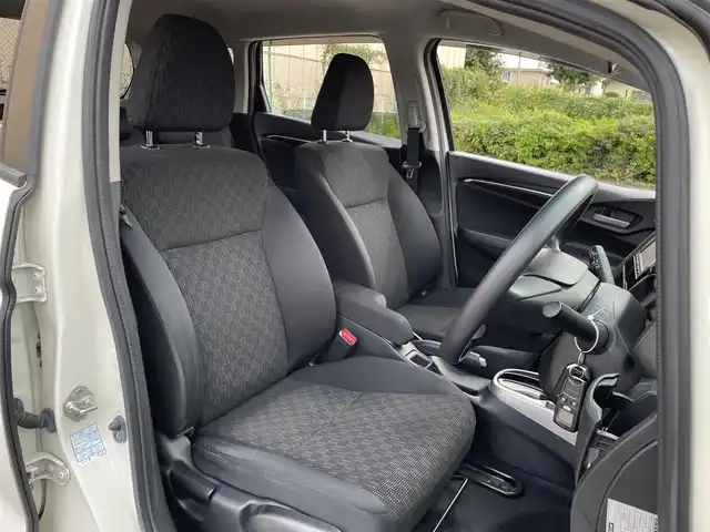 ホンダ フィット 13G Lパッケージ 東京都 2014(平26)年 7.5万km プレミアムホワイトパール 純正ナビ/CD再生/AM／FM/バックモニター/ECONモード/アイドリングストップ/横滑り防止措置/ステアリングスイッチ/ワイパーデアイザー/スマートキー/純正フロアマット/純正LEDヘッドライト