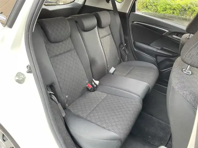 ホンダ フィット 13G Lパッケージ 東京都 2014(平26)年 7.5万km プレミアムホワイトパール 純正ナビ/CD再生/AM／FM/バックモニター/ECONモード/アイドリングストップ/横滑り防止措置/ステアリングスイッチ/ワイパーデアイザー/スマートキー/純正フロアマット/純正LEDヘッドライト