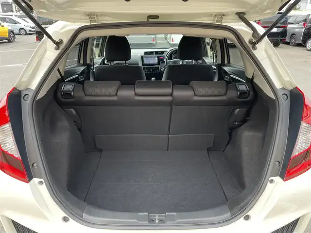 ホンダ フィット 13G Lパッケージ 東京都 2014(平26)年 7.5万km プレミアムホワイトパール 純正ナビ/CD再生/AM／FM/バックモニター/ECONモード/アイドリングストップ/横滑り防止措置/ステアリングスイッチ/ワイパーデアイザー/スマートキー/純正フロアマット/純正LEDヘッドライト