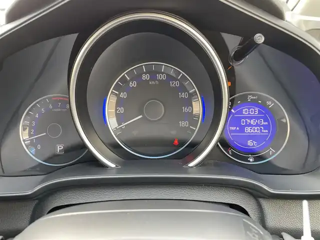 ホンダ フィット 13G Lパッケージ 東京都 2014(平26)年 7.5万km プレミアムホワイトパール 純正ナビ/CD再生/AM／FM/バックモニター/ECONモード/アイドリングストップ/横滑り防止措置/ステアリングスイッチ/ワイパーデアイザー/スマートキー/純正フロアマット/純正LEDヘッドライト