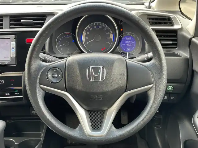 ホンダ フィット 13G Lパッケージ 東京都 2014(平26)年 7.5万km プレミアムホワイトパール 純正ナビ/CD再生/AM／FM/バックモニター/ECONモード/アイドリングストップ/横滑り防止措置/ステアリングスイッチ/ワイパーデアイザー/スマートキー/純正フロアマット/純正LEDヘッドライト