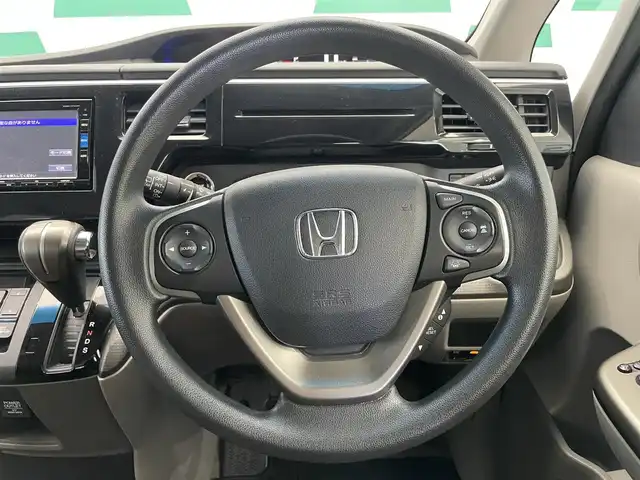 ホンダ ステップワゴン G ホンダセンシング 鹿児島県 2017(平29)年 5.7万km ホワイトオーキッドパール 禁煙車/純正ナビ/バックカメラ/両側パワースライドドア/ホンダセンシング/・クルーズコントロール/・衝突被害軽減ブレーキ/・車線維持支援システム/・誤発進抑制機能/・路外逸脱抑制機能/・先行者お知らせ機能/・標識認識機能/わくわくゲート/フルオートエアコン/ドアバイザー/純正フロアマット/電動格納ミラー/ETC