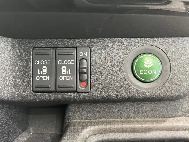 ホンダ ステップワゴン G ホンダセンシング 鹿児島県 2017(平29)年 5.7万km ホワイトオーキッドパール 禁煙車/純正ナビ/バックカメラ/両側パワースライドドア/ホンダセンシング/・クルーズコントロール/・衝突被害軽減ブレーキ/・車線維持支援システム/・誤発進抑制機能/・路外逸脱抑制機能/・先行者お知らせ機能/・標識認識機能/わくわくゲート/フルオートエアコン/ドアバイザー/純正フロアマット/電動格納ミラー/ETC