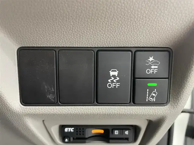 ホンダ ステップワゴン G ホンダセンシング 鹿児島県 2017(平29)年 5.7万km ホワイトオーキッドパール 禁煙車/純正ナビ/バックカメラ/両側パワースライドドア/ホンダセンシング/・クルーズコントロール/・衝突被害軽減ブレーキ/・車線維持支援システム/・誤発進抑制機能/・路外逸脱抑制機能/・先行者お知らせ機能/・標識認識機能/わくわくゲート/フルオートエアコン/ドアバイザー/純正フロアマット/電動格納ミラー/ETC