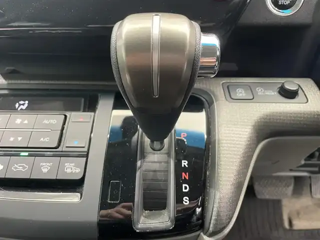 ホンダ ステップワゴン G ホンダセンシング 鹿児島県 2017(平29)年 5.7万km ホワイトオーキッドパール 禁煙車/純正ナビ/バックカメラ/両側パワースライドドア/ホンダセンシング/・クルーズコントロール/・衝突被害軽減ブレーキ/・車線維持支援システム/・誤発進抑制機能/・路外逸脱抑制機能/・先行者お知らせ機能/・標識認識機能/わくわくゲート/フルオートエアコン/ドアバイザー/純正フロアマット/電動格納ミラー/ETC