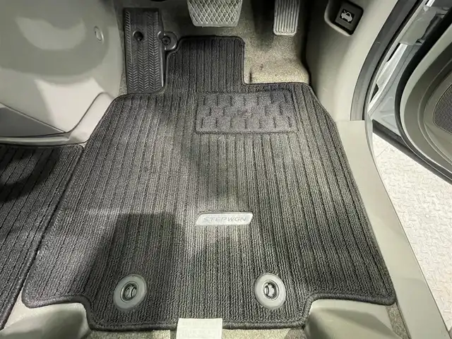 ホンダ ステップワゴン G ホンダセンシング 鹿児島県 2017(平29)年 5.7万km ホワイトオーキッドパール 禁煙車/純正ナビ/バックカメラ/両側パワースライドドア/ホンダセンシング/・クルーズコントロール/・衝突被害軽減ブレーキ/・車線維持支援システム/・誤発進抑制機能/・路外逸脱抑制機能/・先行者お知らせ機能/・標識認識機能/わくわくゲート/フルオートエアコン/ドアバイザー/純正フロアマット/電動格納ミラー/ETC