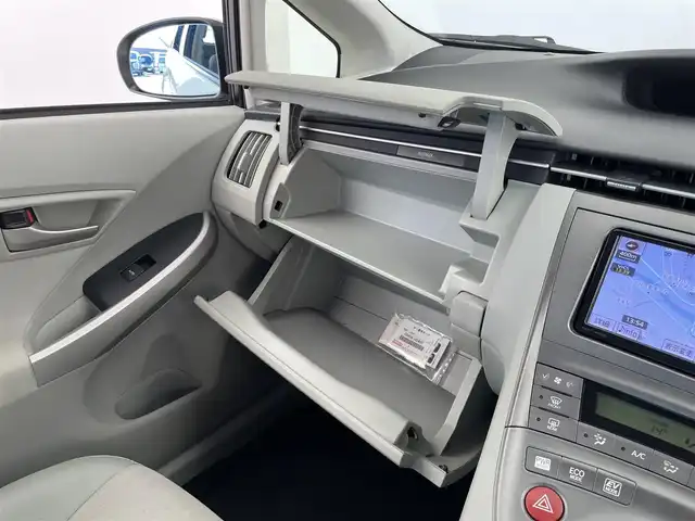 トヨタ プリウス G 大分県 2013(平25)年 7.4万km ホワイトパールクリスタルシャイン 純正SDナビ（NSZT-W62G）/　BT/CD/DVD/フルセグ/バックカメラ/パワーシート（D席）/ビルトインETC/クルーズコントロール/スペアキー/スマートキー/プッシュスタート/オートライト/カーテンエアバック/ステアリングスイッチ/純正フロアマット